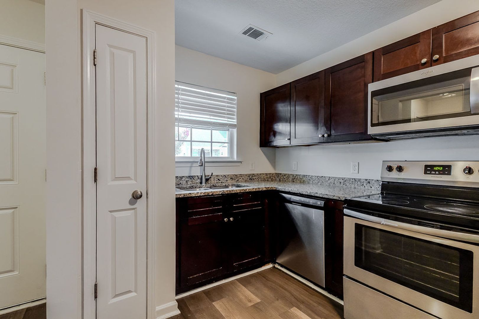 Spacious 3BR Townhome with Main-Level Primary Suite – photo 4