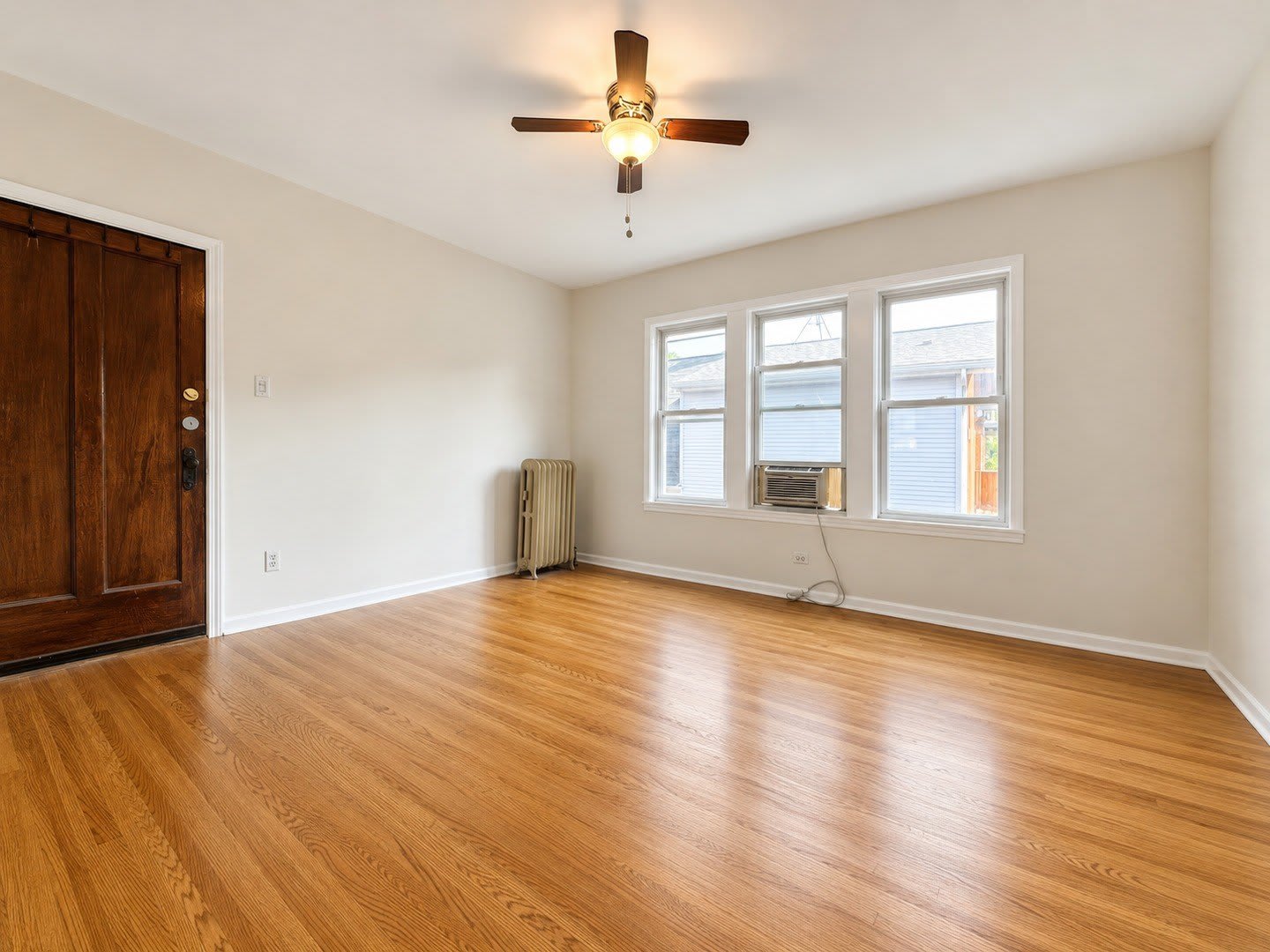 4752 N LOTUS Avenue – photo 2