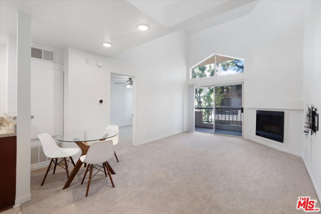 5530 Owensmouth Ave – photo 2