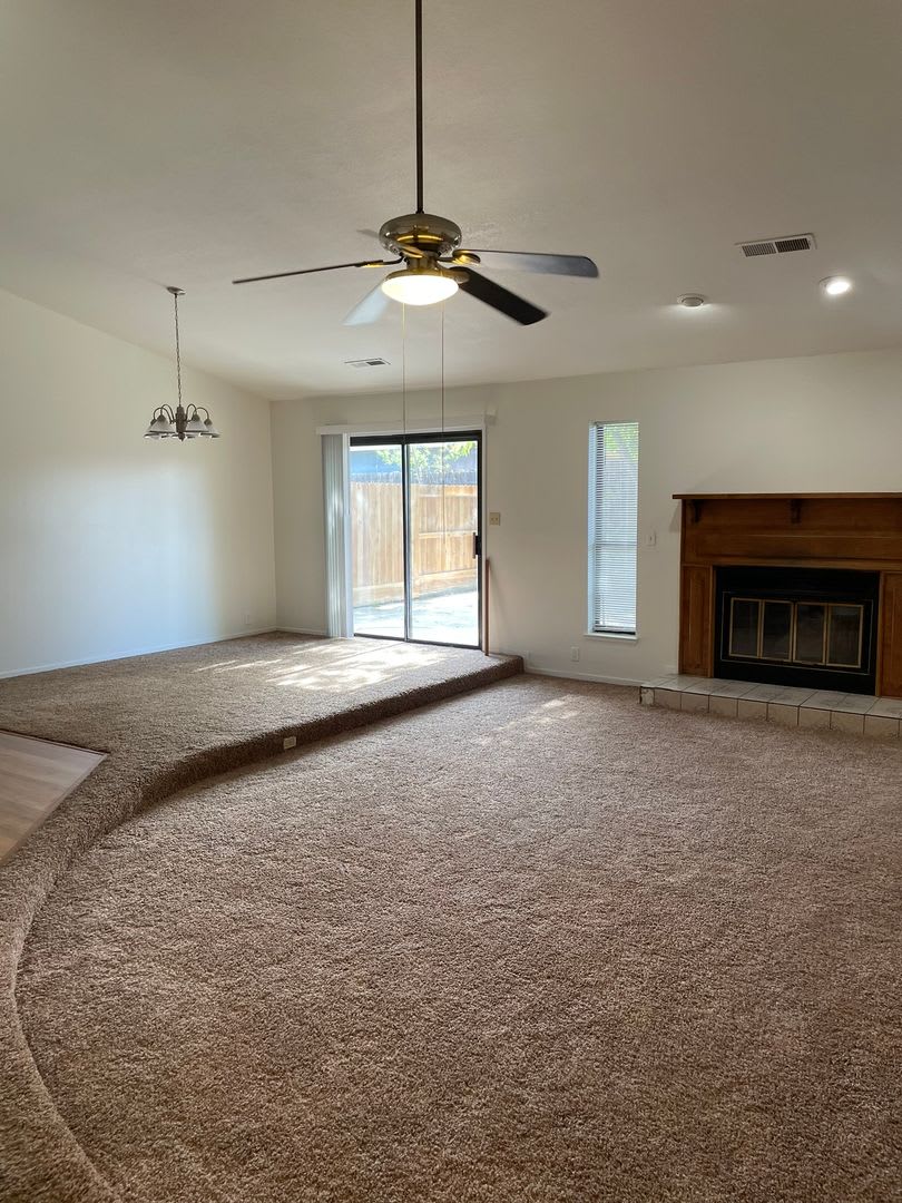Charming 4 Bedroom 2 Bathroom Home Your Perfect Summer Move In – photo 3