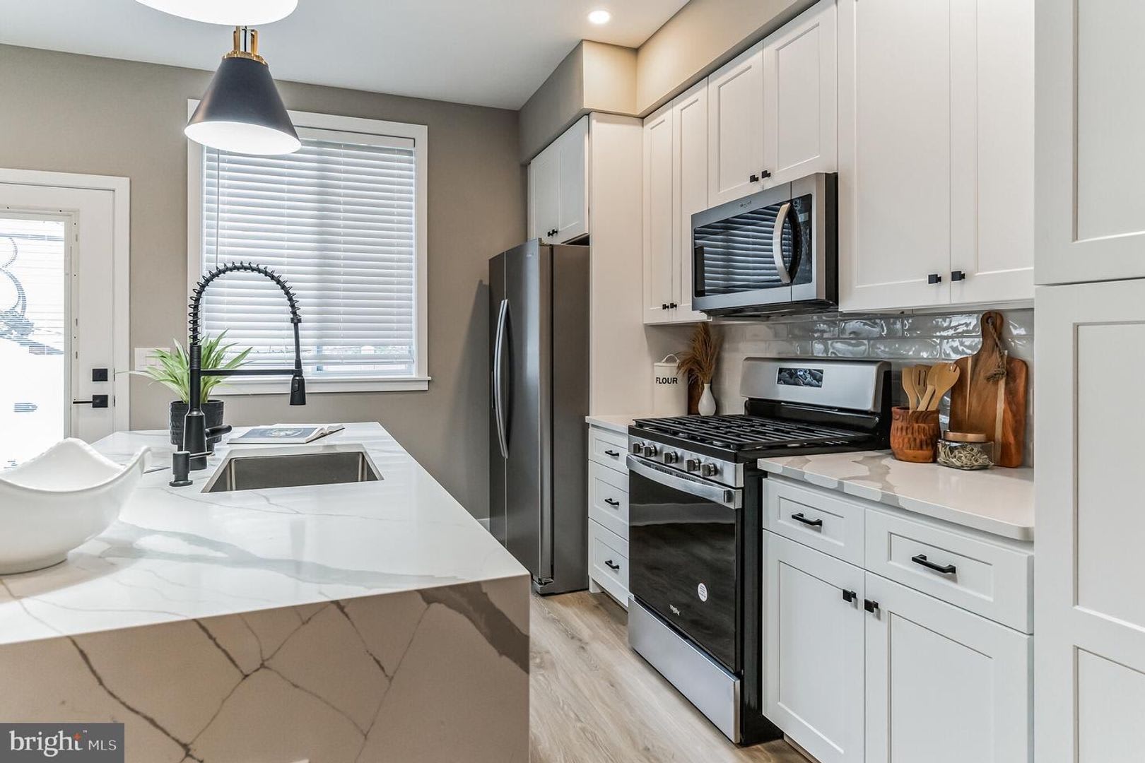 Huge 4 bed 3 bath home in point breeze. MODERN, PATIO, ROOF DECK SEPTEMBER 15 – photo 3
