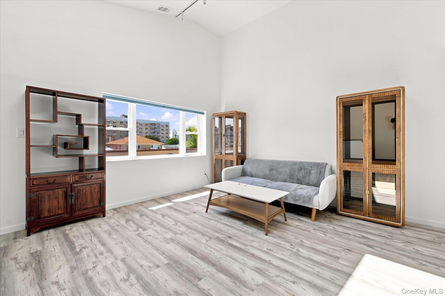 537 E Broadway – photo 4