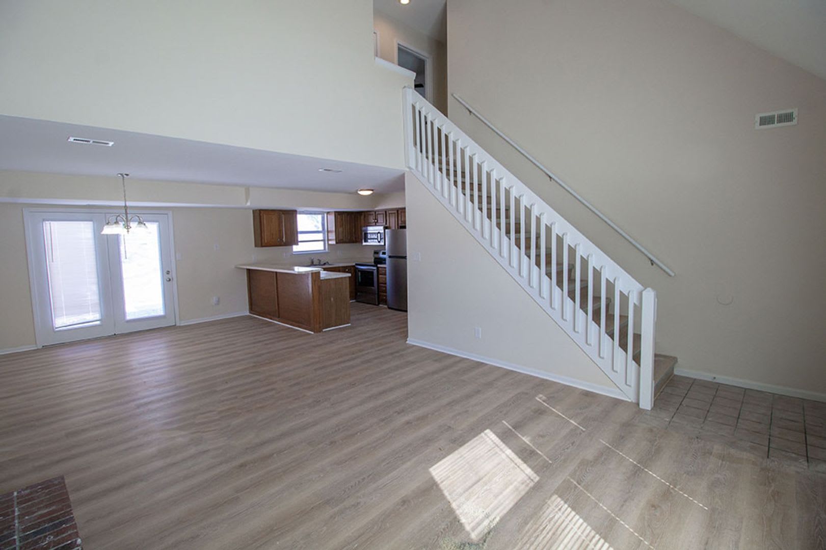 Spacious 3 bedroom duplex with 2.5 baths. – photo 4