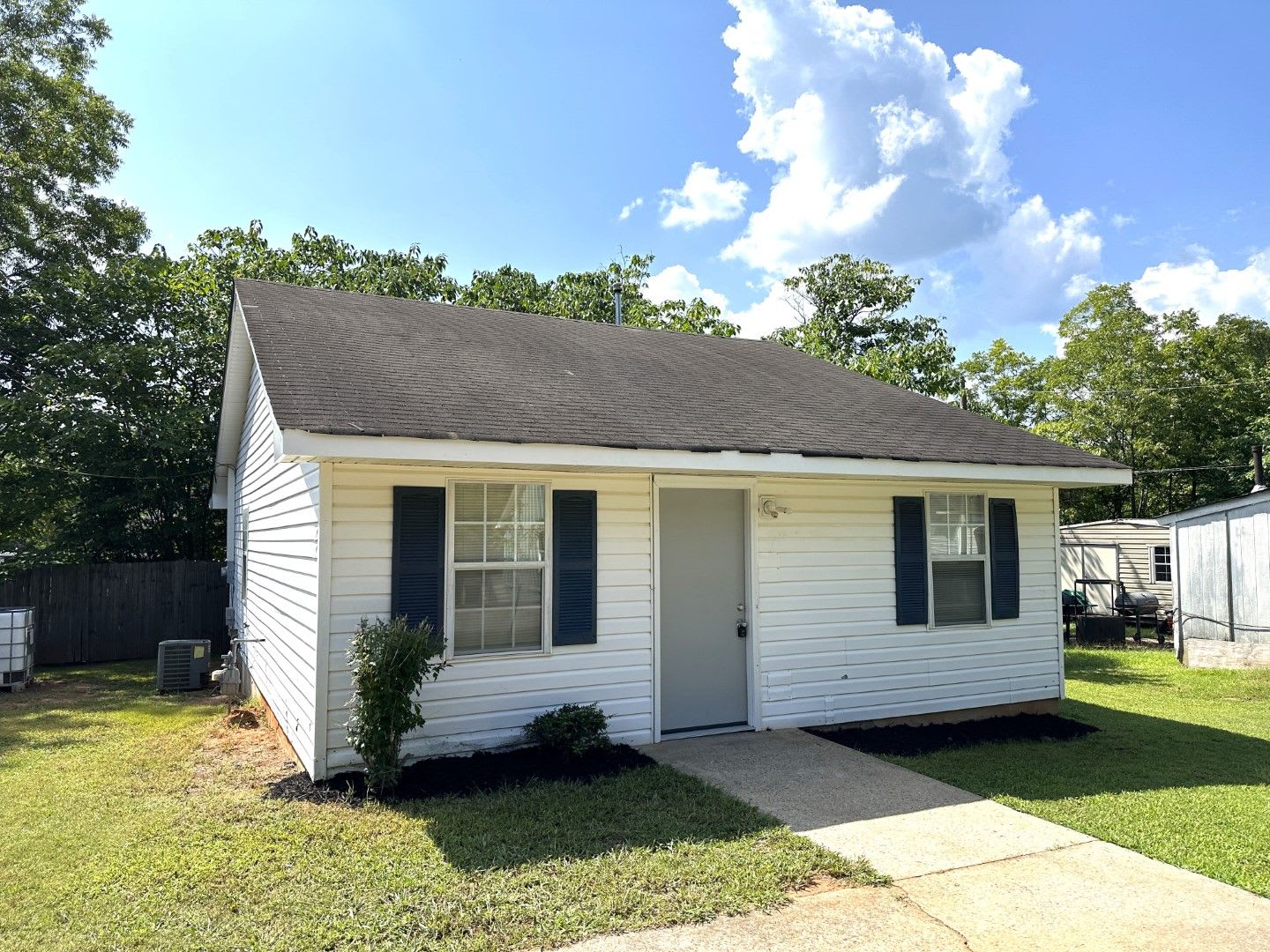 Great location, close to everything, private setting, large rooms, tile floors, huge kitchen, must see! – photo 1