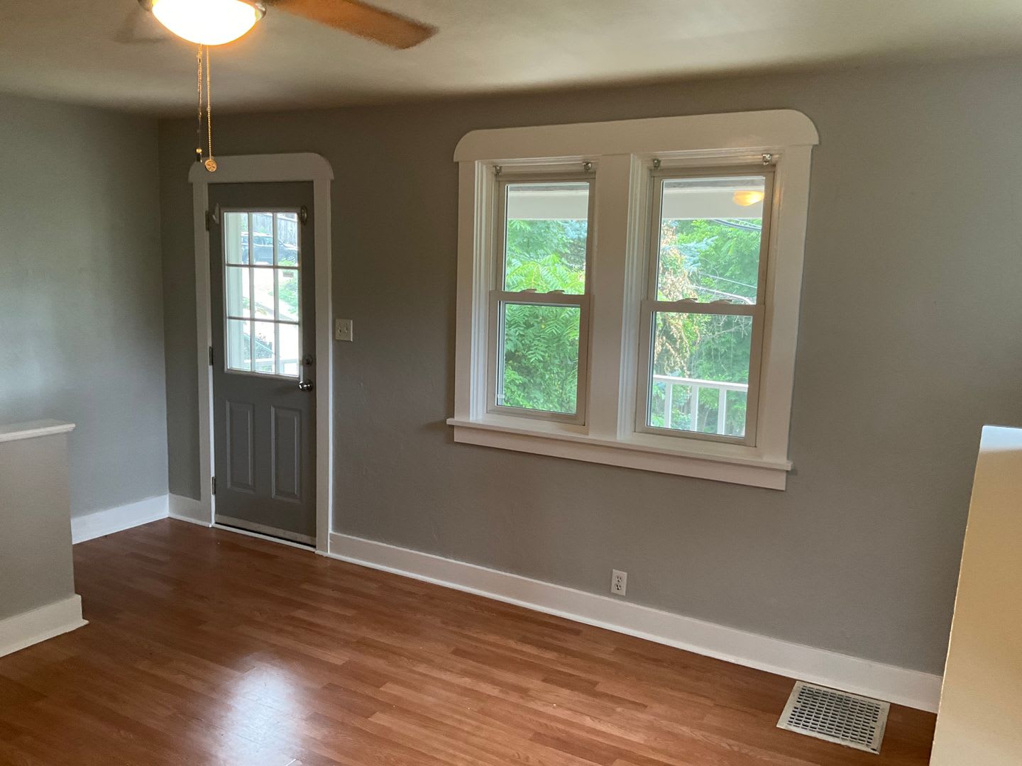 Charming, Character-Filled 2 Bedroom in Brentwood – Freshly Updated & Move-In Ready – photo 5
