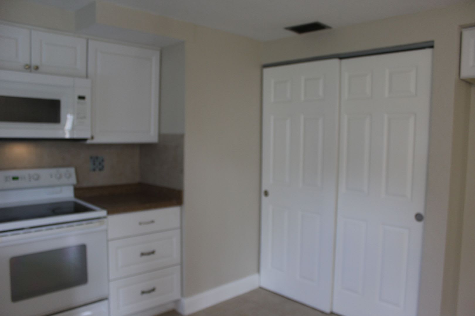 1 Bedroom 1 Bath All Utilities Incl Apt – photo 3