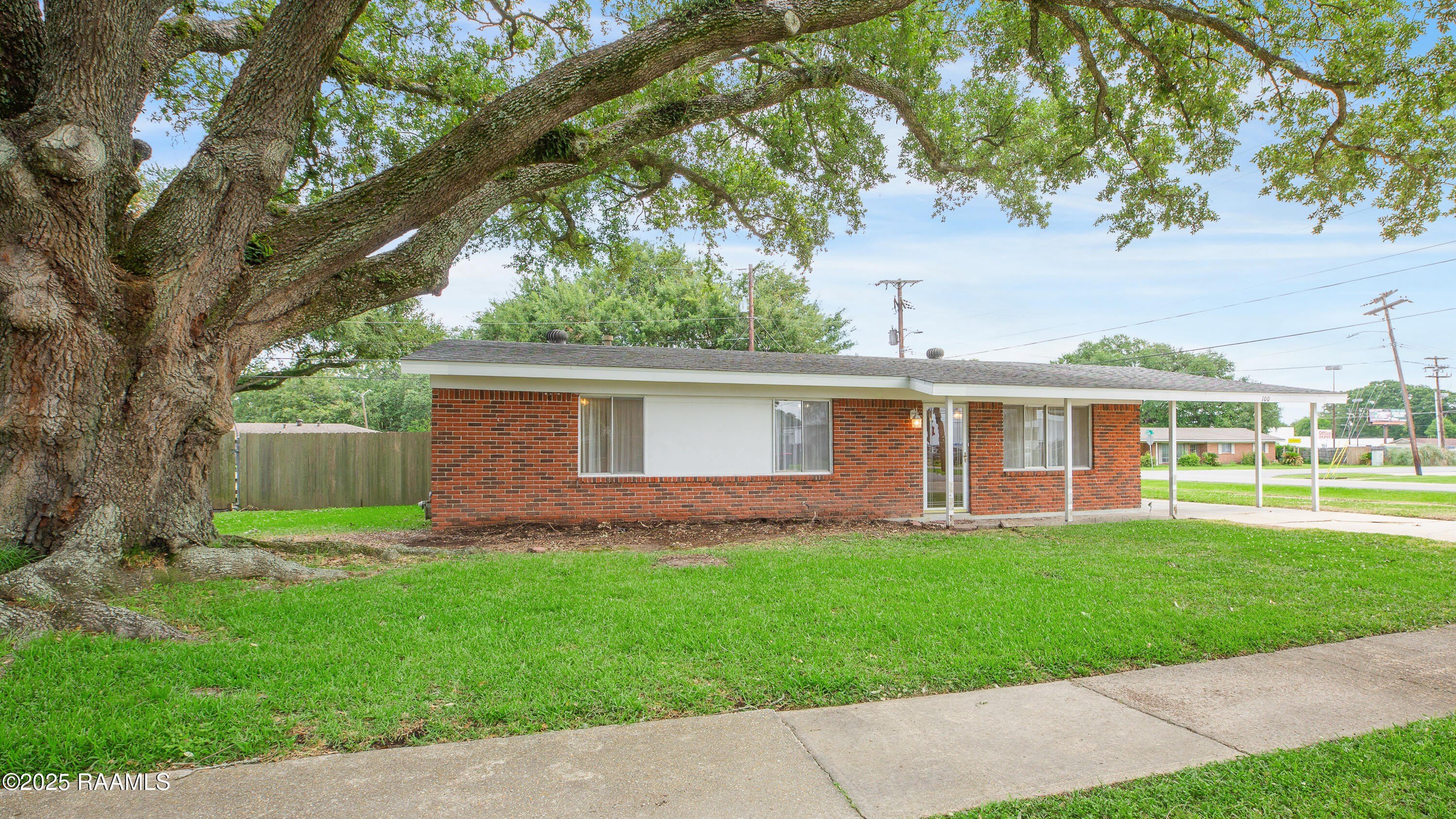 100 Maple Drive – photo 1