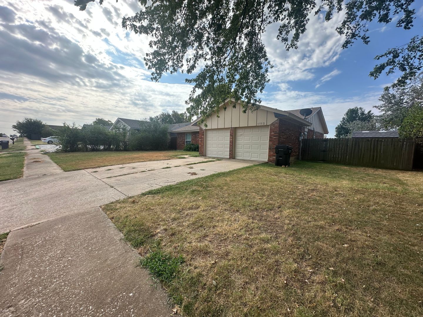 3 Bed, 2 Bath Brick Home w/2 Car Garage – photo 2