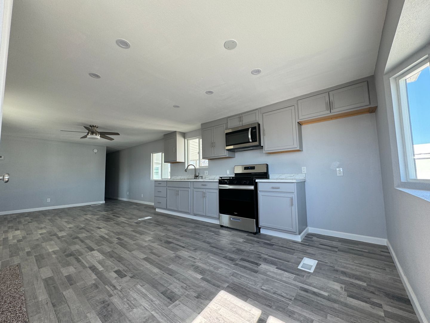 AVAILBLE NOW!!! 3 Bedroom 1 Bathroom Recently Updated Home in Thousand Palms! – photo 5