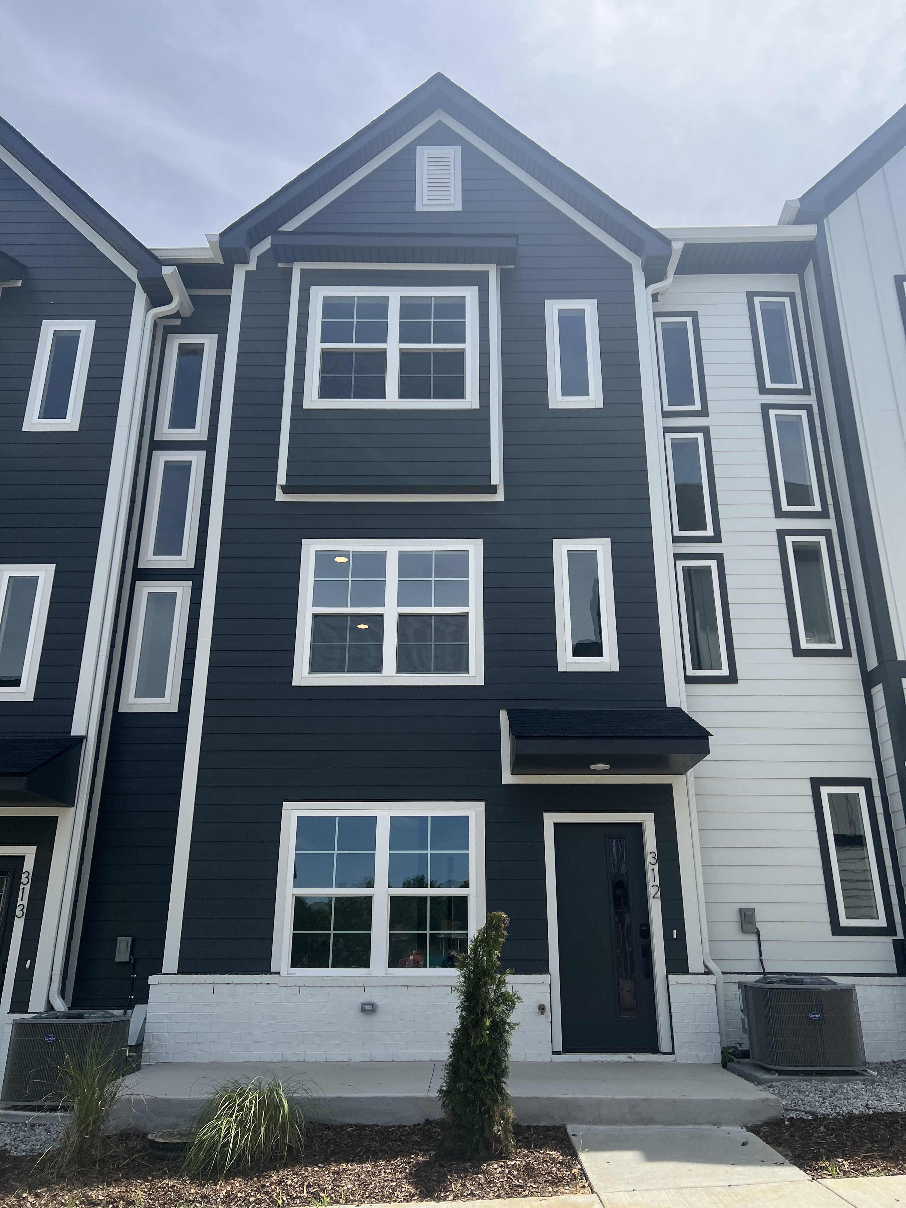 700 N Dupont Ave – photo 1
