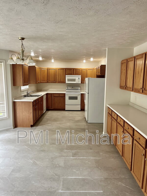 51880 Courtland Dr E – photo 4