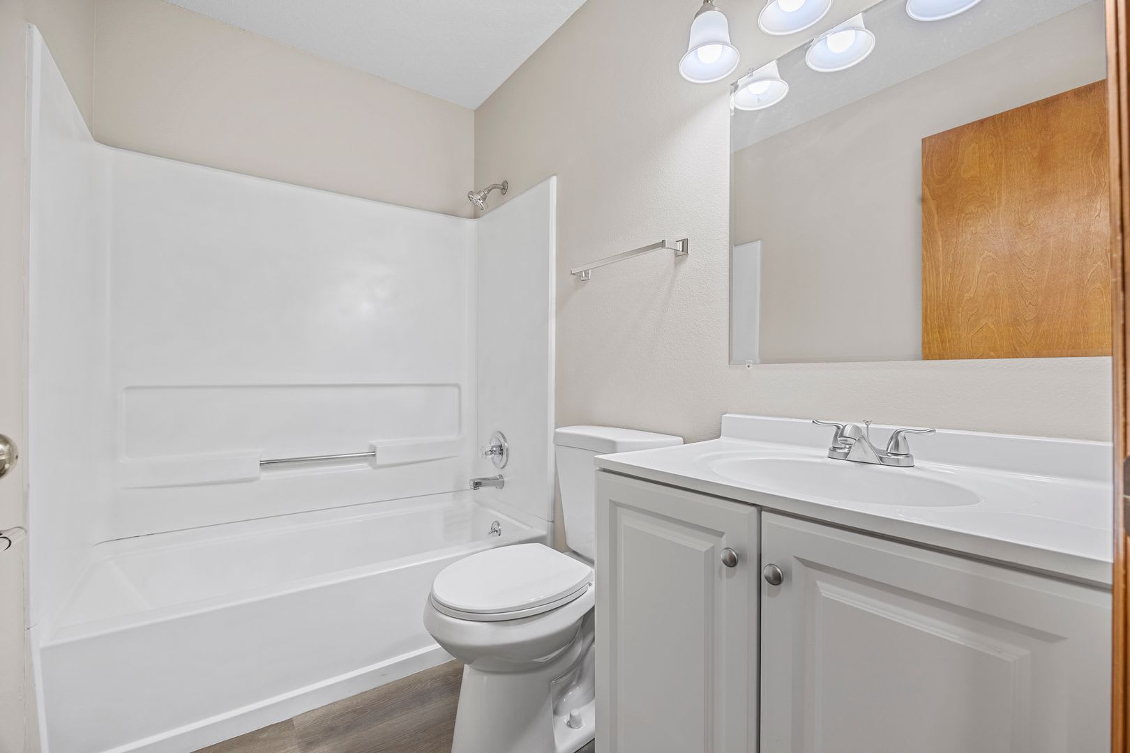 Newly updated 3 bedroom 2 bathroom home – photo 5