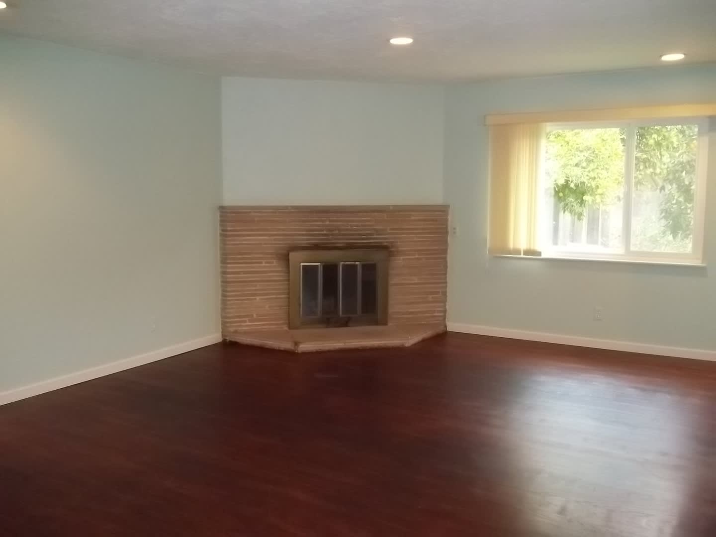Spacious Custom Home On A Large Lot Offering Many Updates And Nice Amenities Bonus Room Utility Room Spacious Bedrooms Generous Updated Amenities – photo 5
