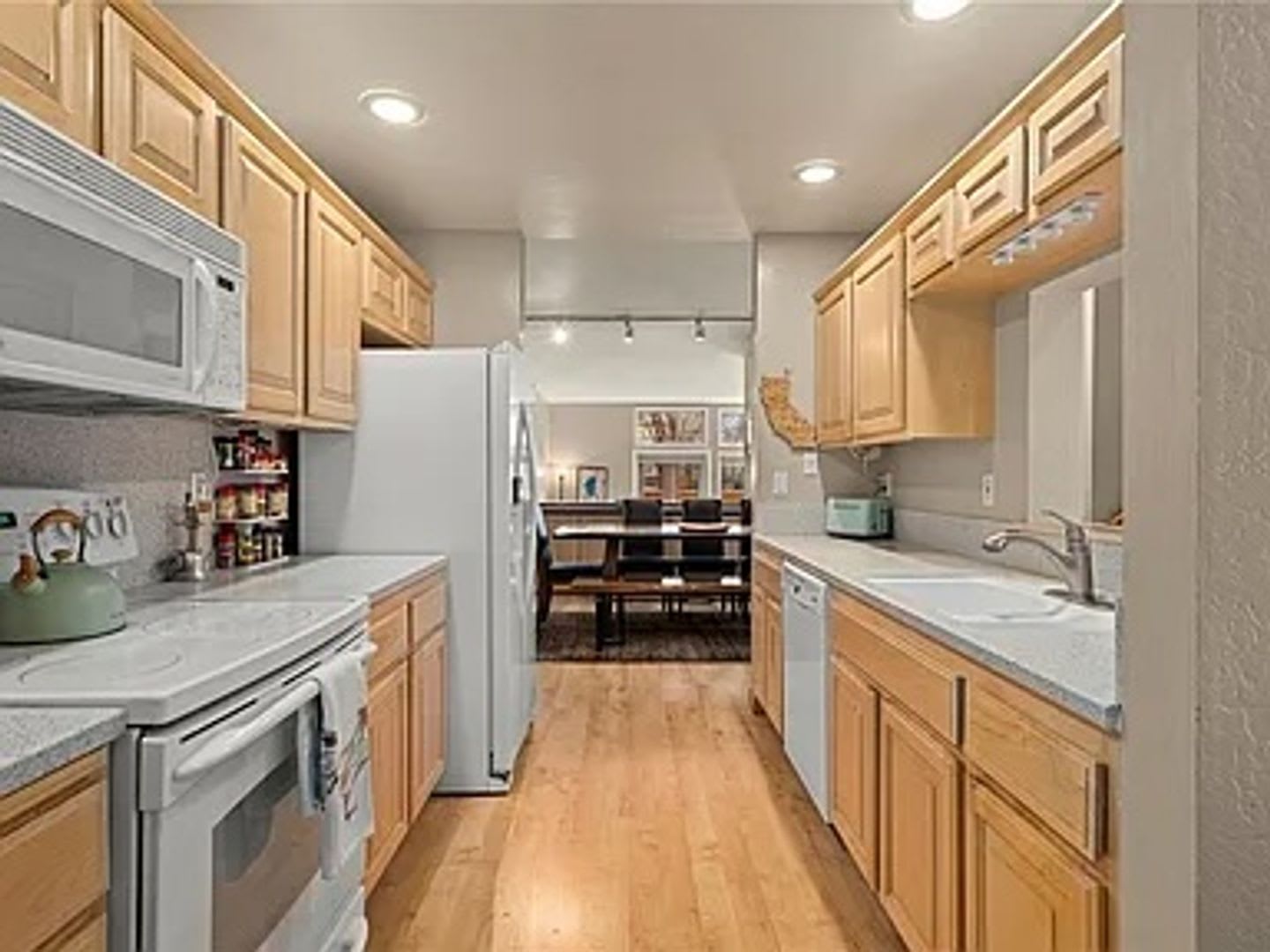 3 Bedroom McCloud sunny bright location – photo 5