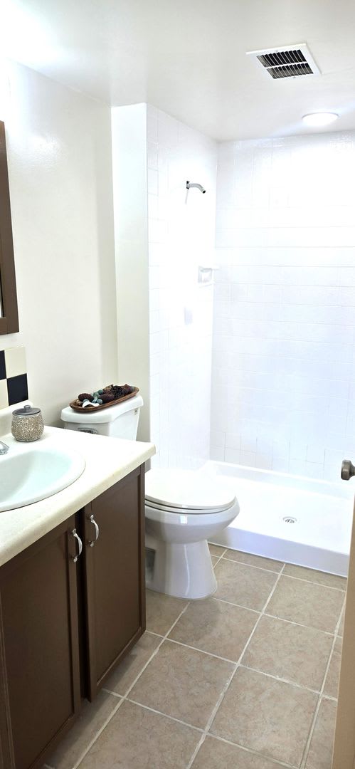 Centrally Located 2bd, 2bath, 1 pkg 870sqft unit $2700 – photo 5