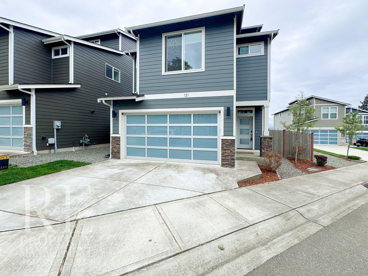 Move In Special 50 Off First Months Rent Modern 3 Story Bremerton Home With Water Views On Every Level – photo 2