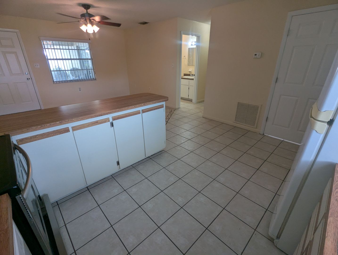 Spacious 2-Bedroom, 1-Bath First-Floor Apartment for Rent. Furry friends welcome! – photo 5
