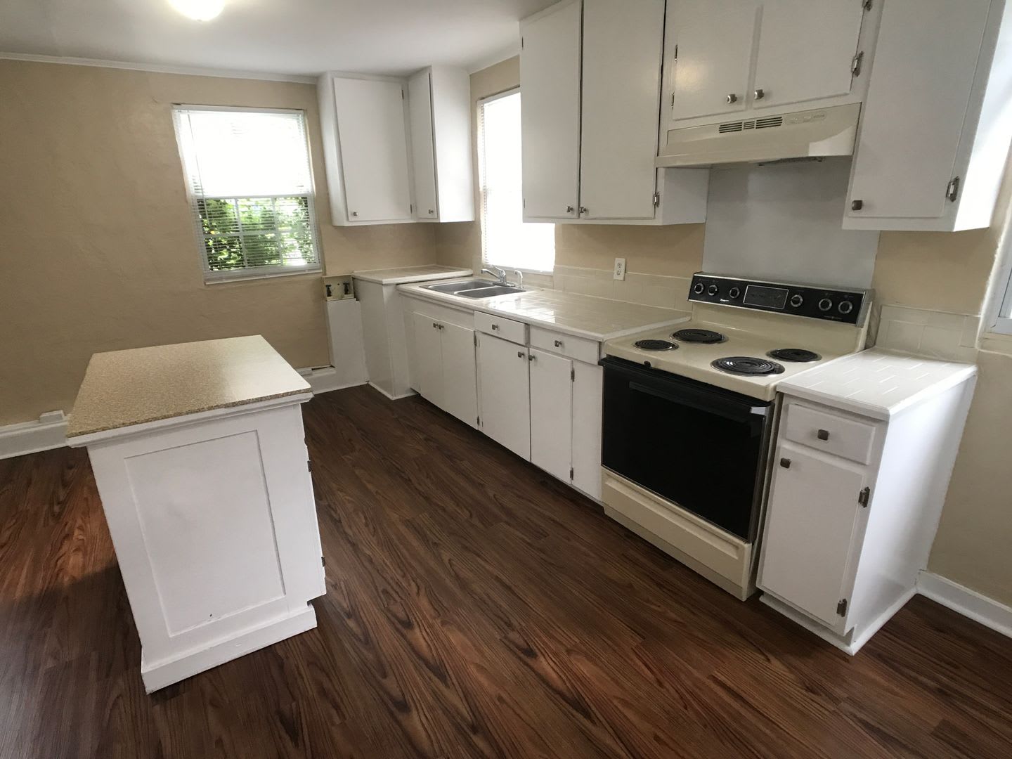 Now Leasing First Month Free No Deposit Charming Carriage House Near Downtown Savannah – photo 3