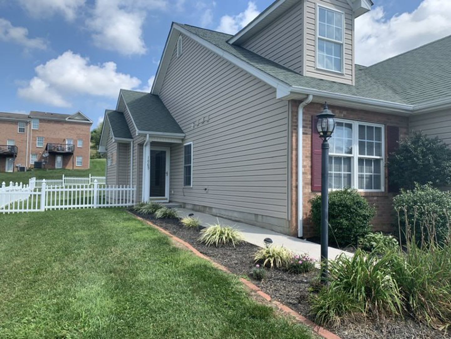 3 Bedroom, 2 Bath Townhouse-end unit 1 Car Garage – photo 1