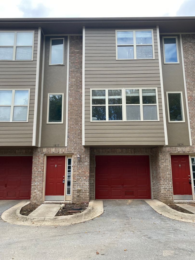 3 Bedrooms 2 5 Bathrooms Townhouse Near University Of Arkansas 1X Car Garage All Appliances Provided – photo 1