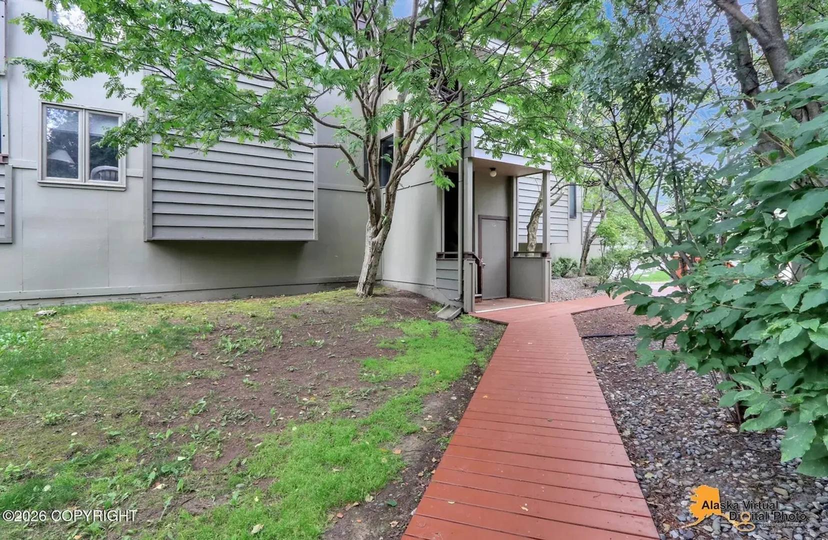 RARE FIND! Amazing 2 bed/2 bath Condo w/ in unit laundry + garage in highly requested neighborhood – photo 2