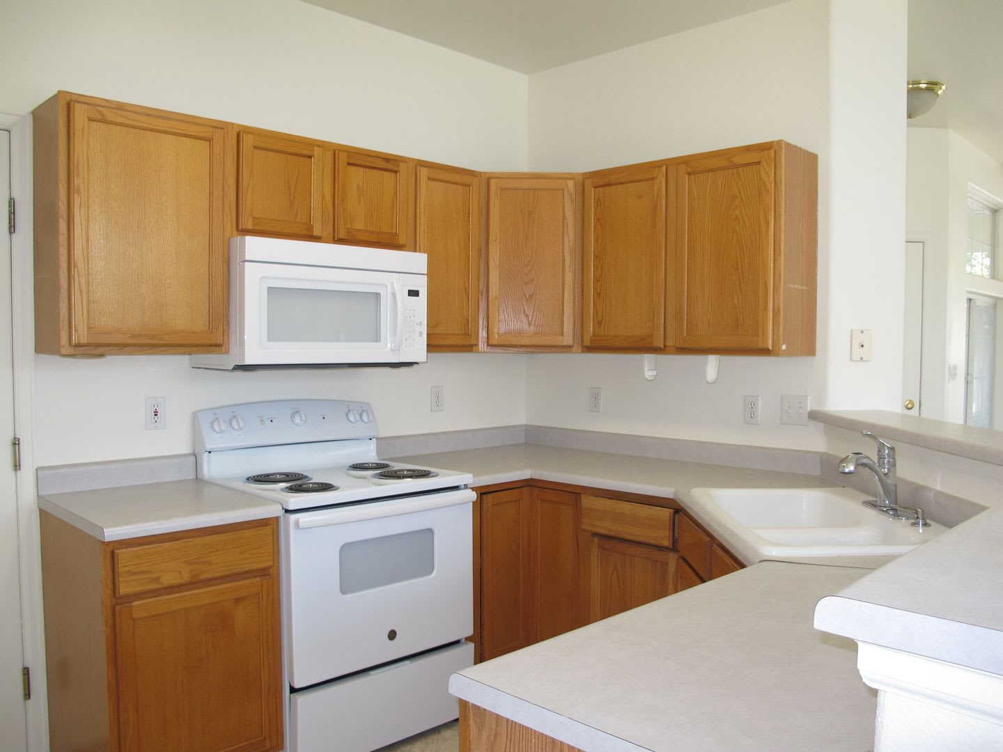 Bright detached townhouse. Available Now! – photo 4