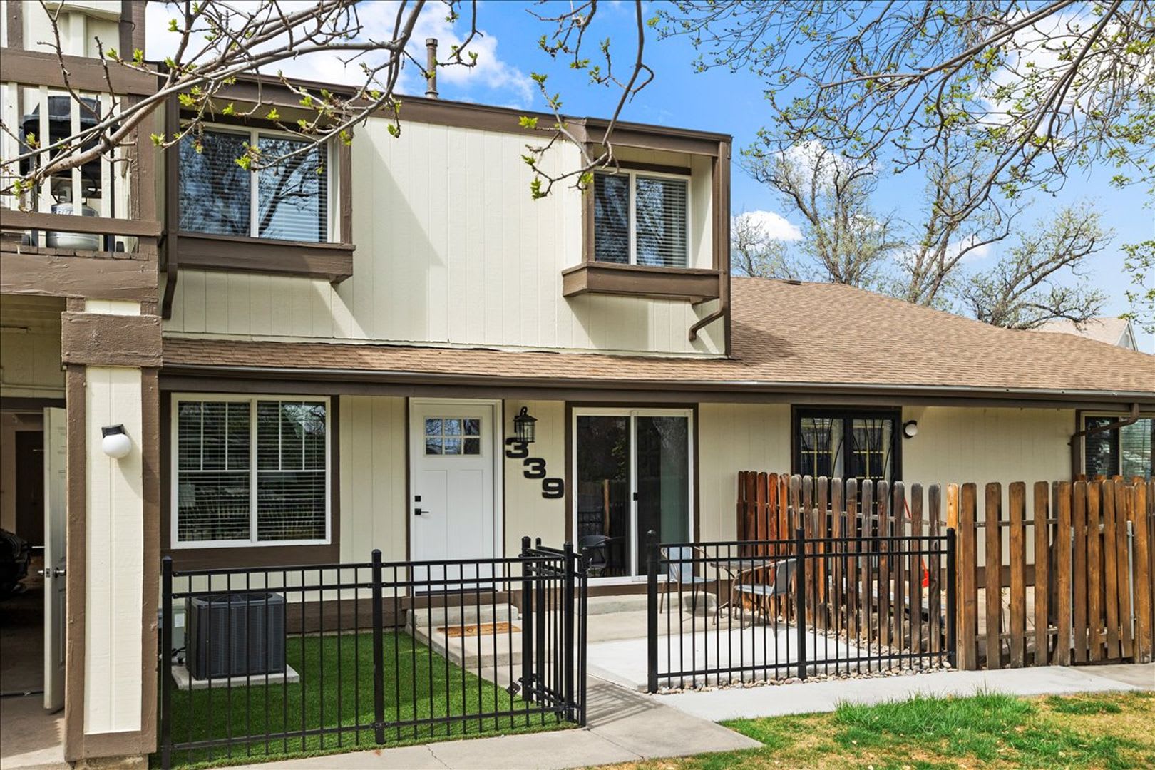 Charming Townhome Overlooking Lake Arbor Golf Course – photo 2