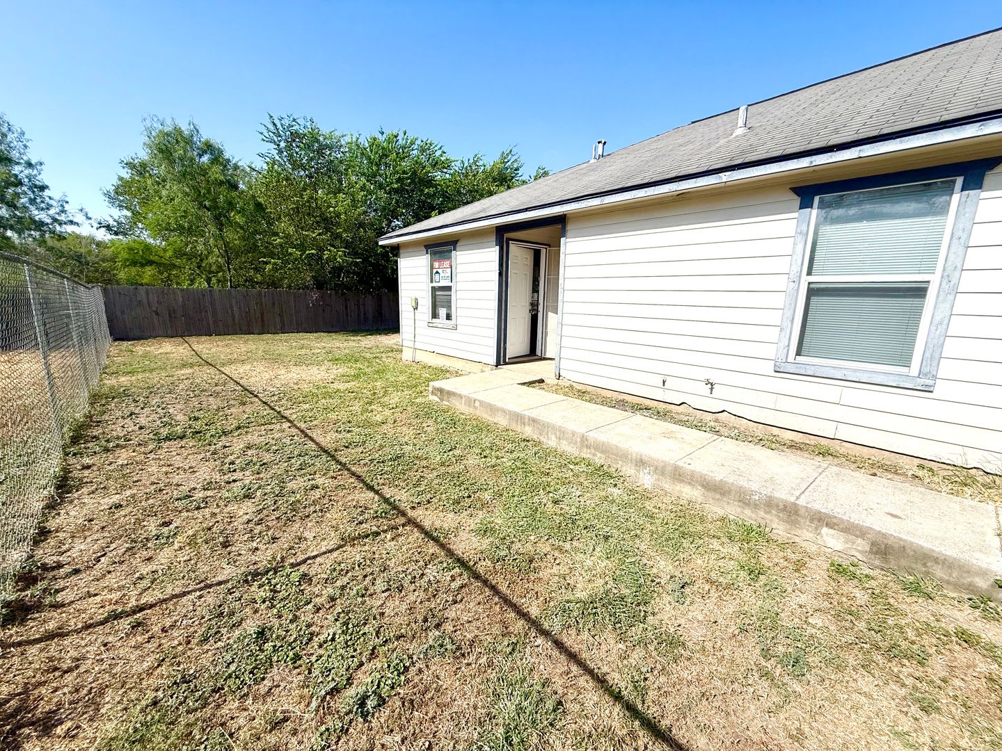 **MOVE IN SPECIAL** Charming 3-Bedroom Home Near St. Mary’s University & Loop 410 – photo 3
