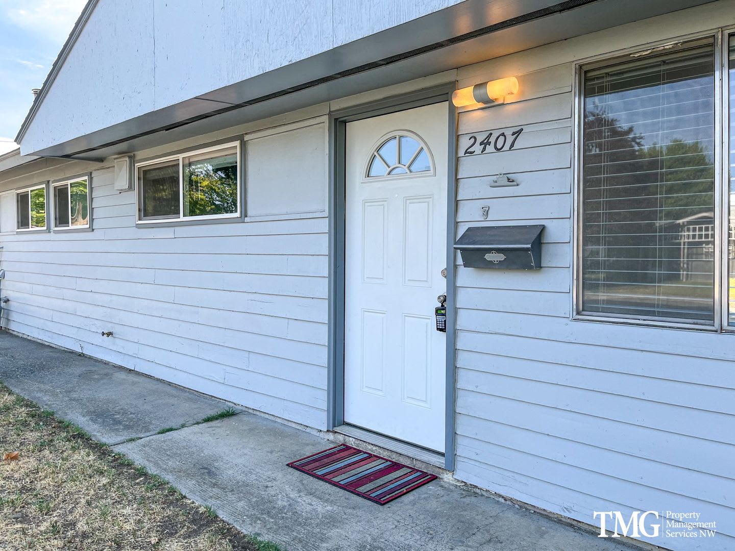 Remodeled Rambler For Rent New Floors New Bathroom Fully Fenced Yard Pets Welcome – photo 2