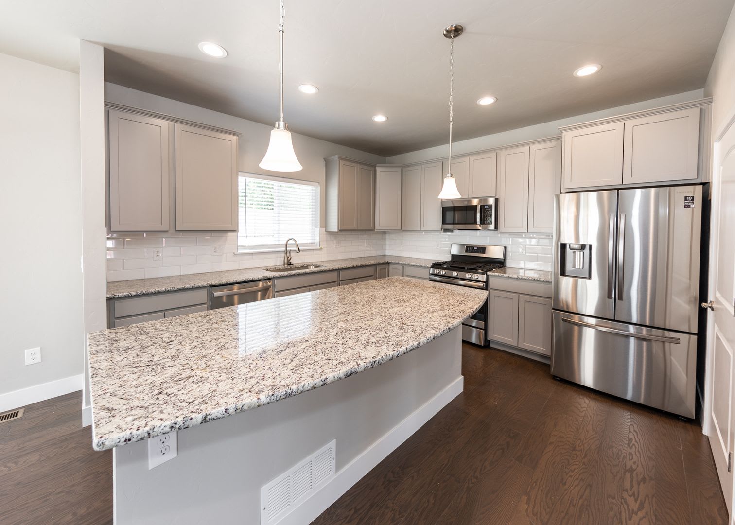Stunning Like New 3 Bedroom Townhome – photo 5