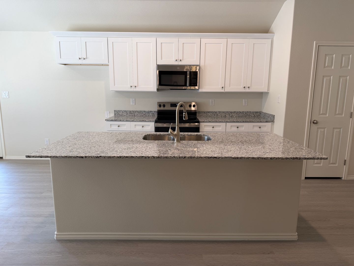 Brand New Build Beauty in Shenandoah Ridge – photo 3