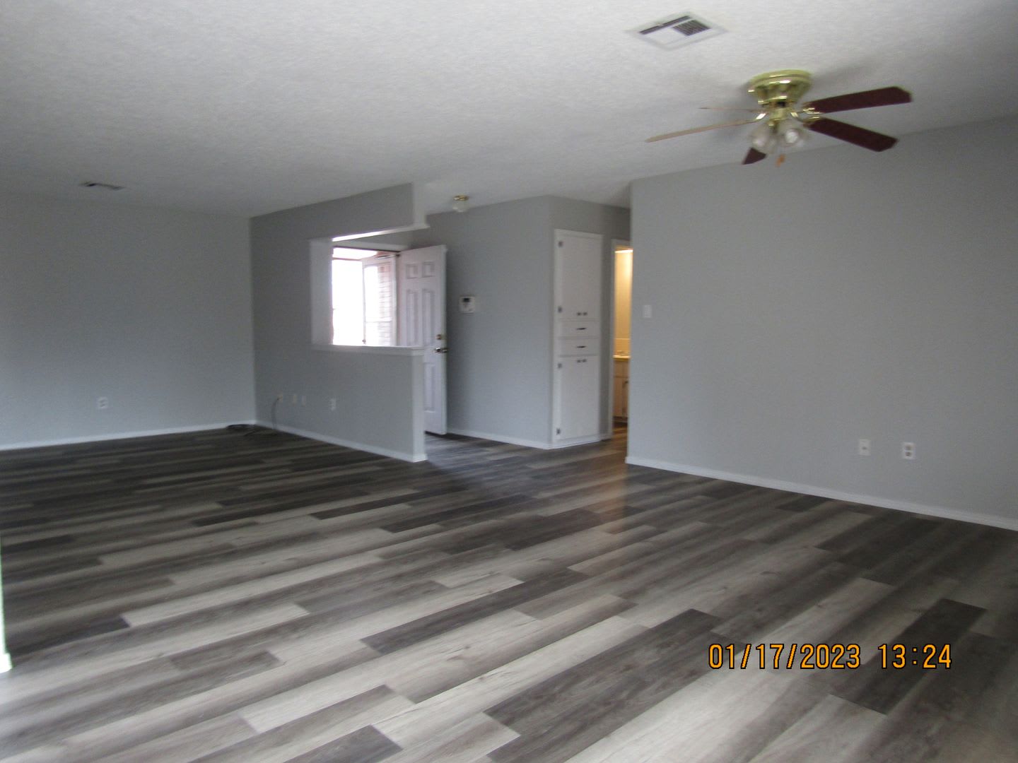 West Side Home Located Close To Shopping Restaurants – photo 5