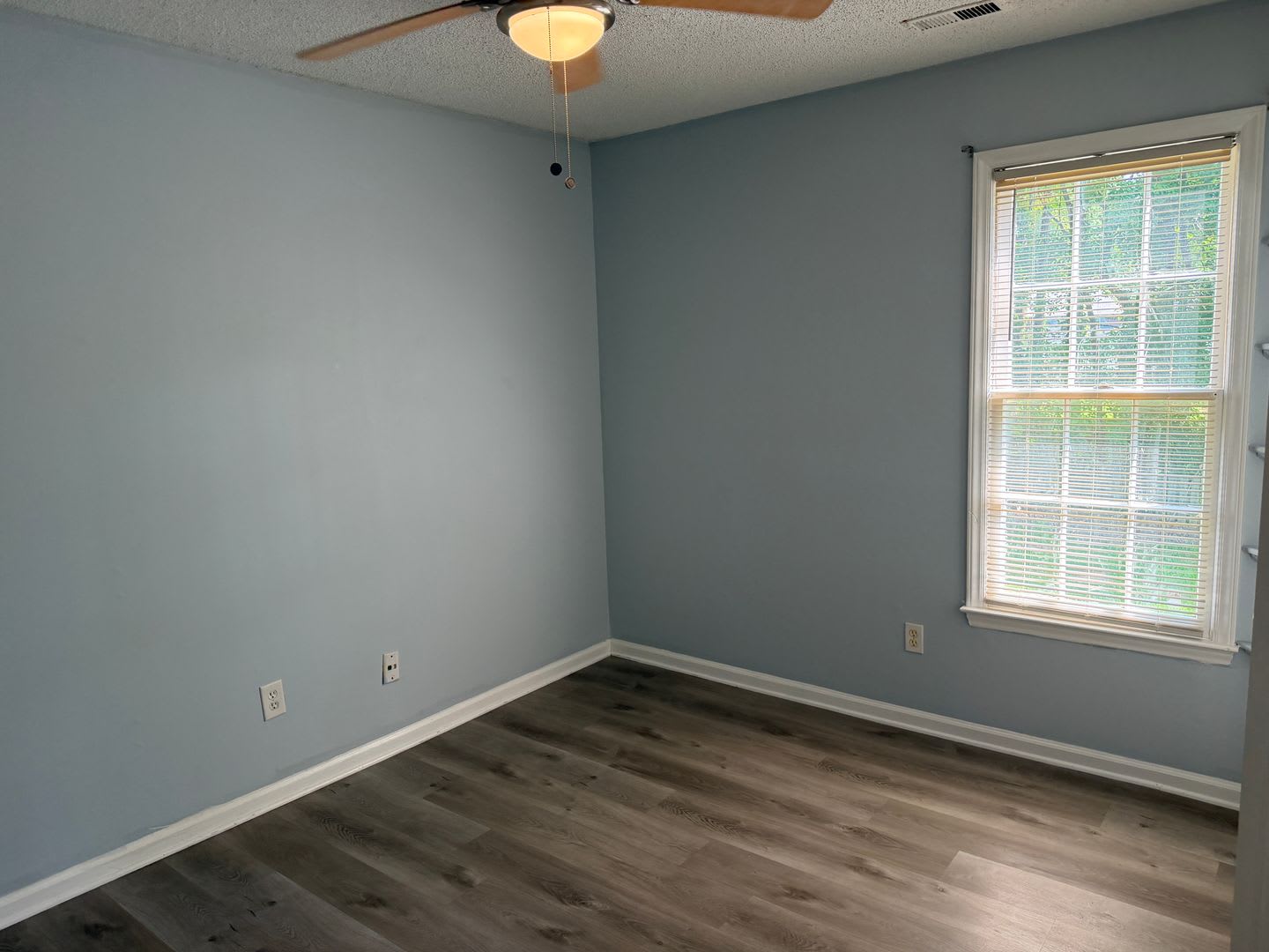 Spacious 4 Bedroom Home with Large Fenced Yard & Back Deck – photo 4
