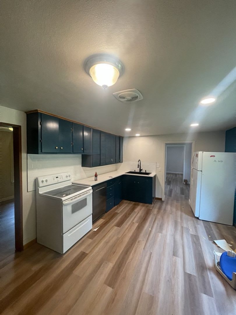 Limited-Time Offer: $25 Application Fee, Apply Today! Updated 8 Bedroom Home for Rent! – photo 2
