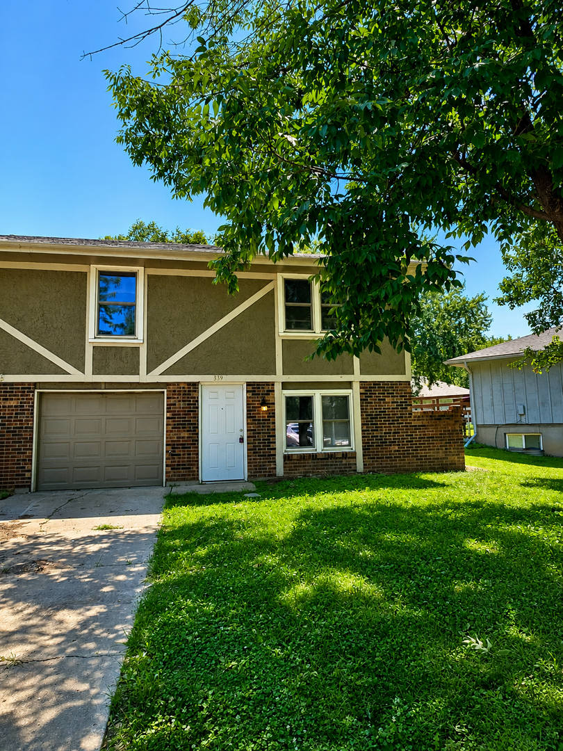 Spacious Split Level Duplex In Independence – photo 2