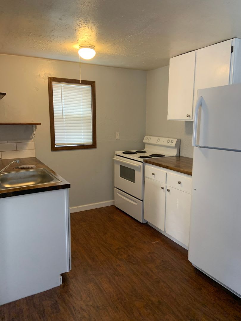 Hard To Find 1 Bdrm 1 Bath House With Carport – photo 2