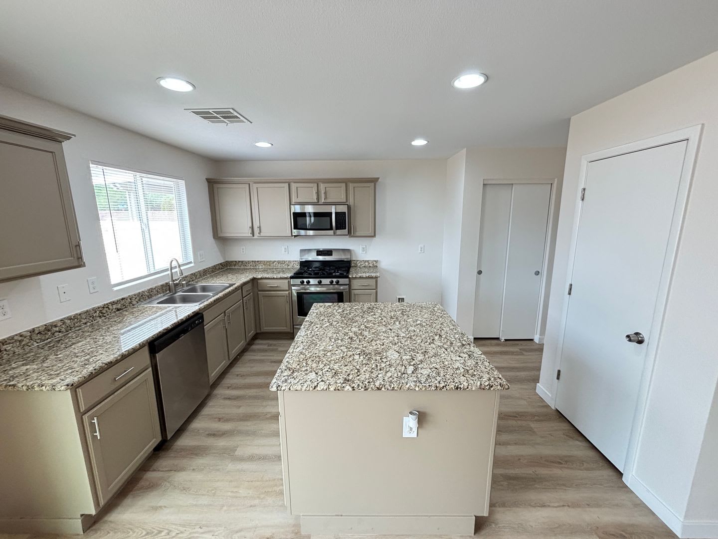 Gorgeous 4Bed/2.5Bath/2Car home located in North Las Vegas Raven Hill gated community! – photo 3
