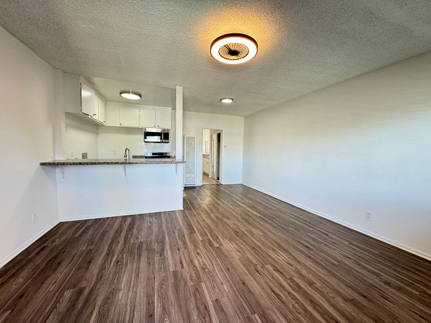 15925 Victory Blvd. – photo 2