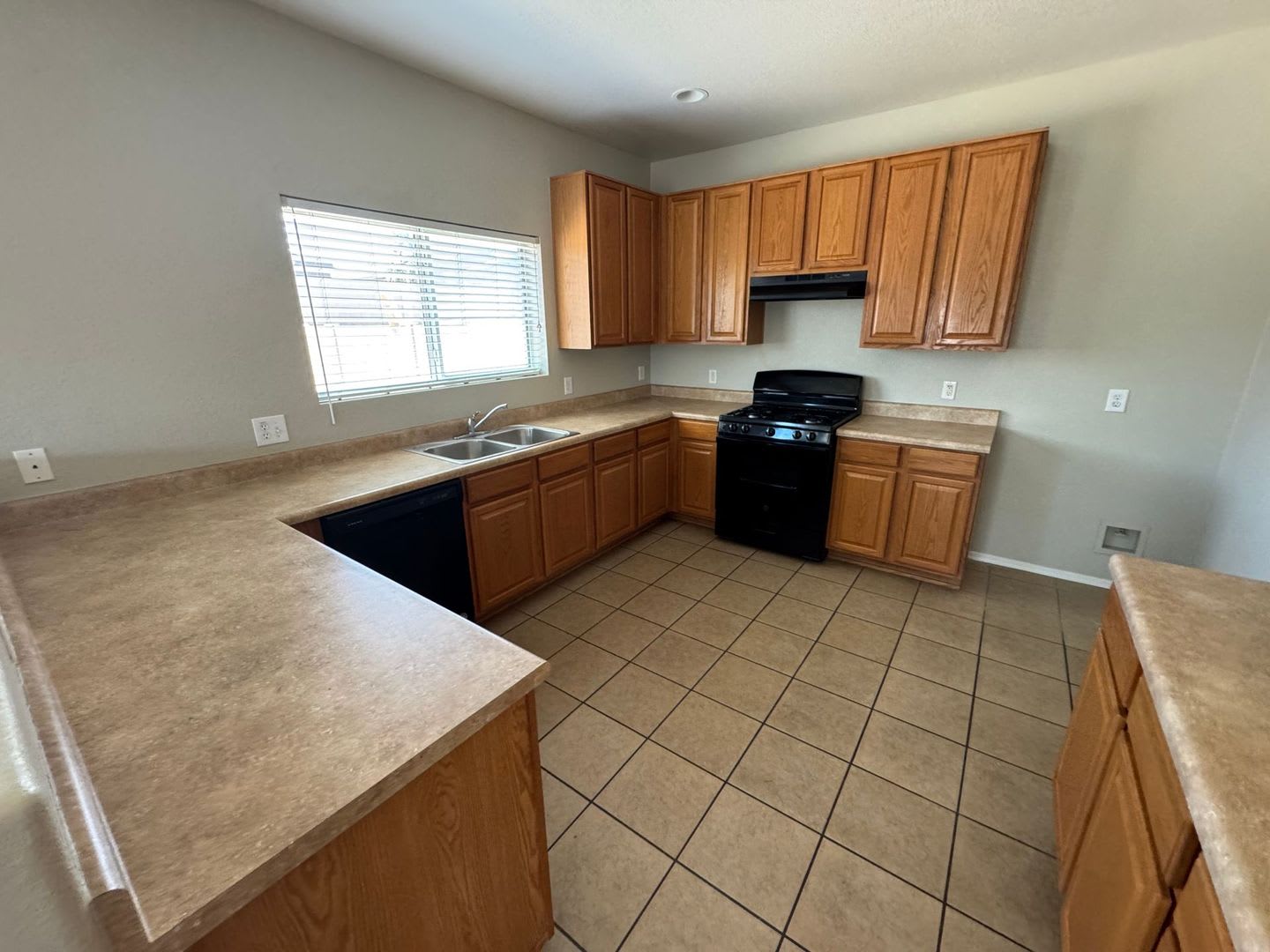 3 Bedroom 2 5 Bath 2010 Sq Ft Sahuarita Home – photo 5