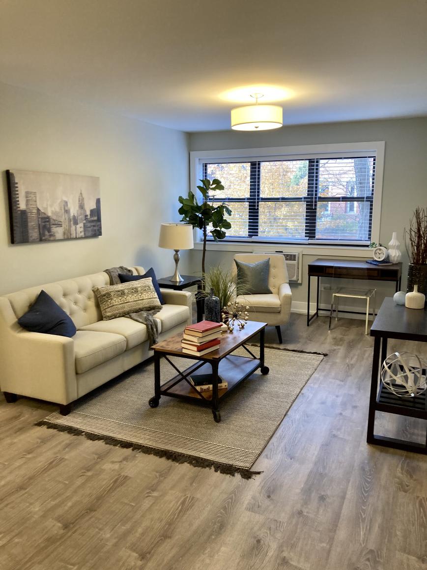455 W Barry Ave – photo 1
