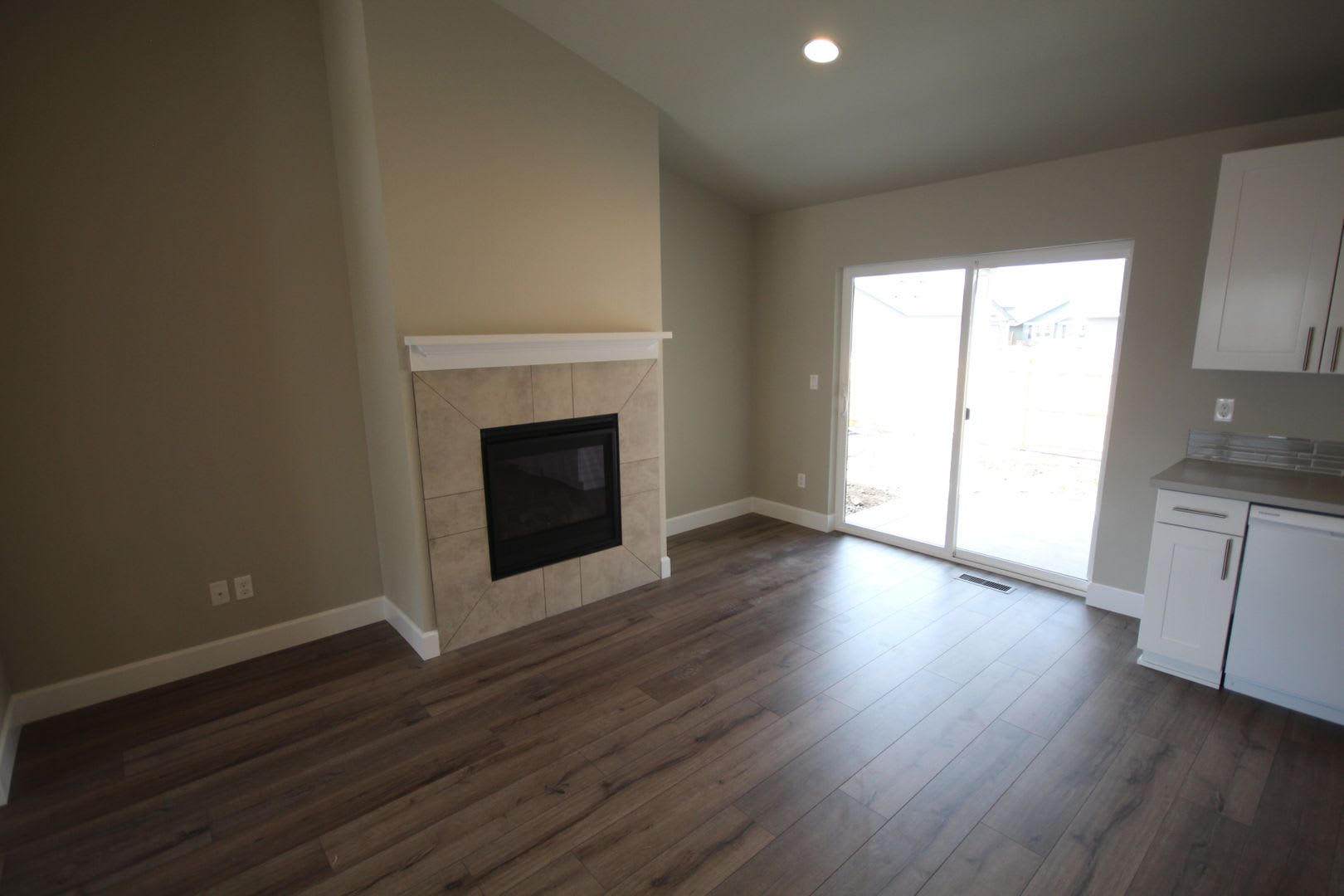 Redmond, 3 Bdrm, 2 Bath House, All Appliances, Gas Fireplace, Double Garage – photo 3