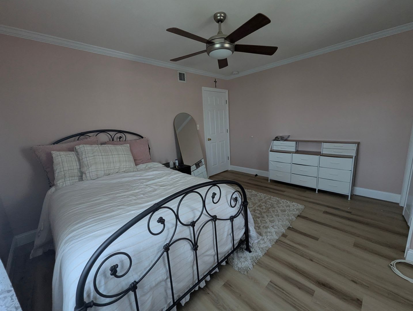 Renovated 1-Bedroom Apartment with Water Views, Private Entrance & Utilities Included – photo 3