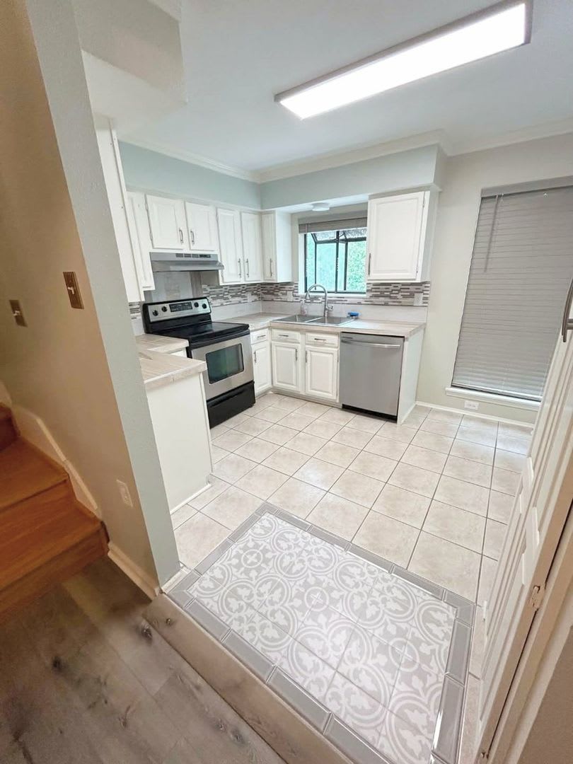 Charming 2BR Condo in Lafayette 2 Blocks from River Ranch Close to Hospitals and Oil Center – photo 3