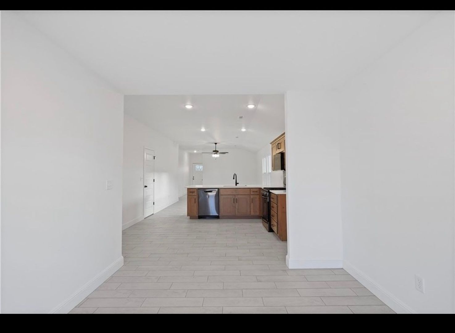 Modern 4-Bedroom Home with 2-Car Garage & Covered Patio in Pea Ridge – photo 5
