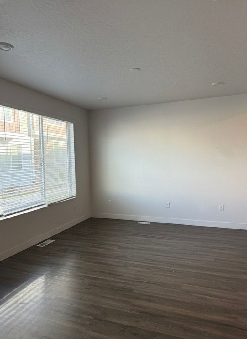 1 000 Move In Credit Move In Ready 3 Bedroom Bluffdale Townhome With Private Side Yard – photo 2