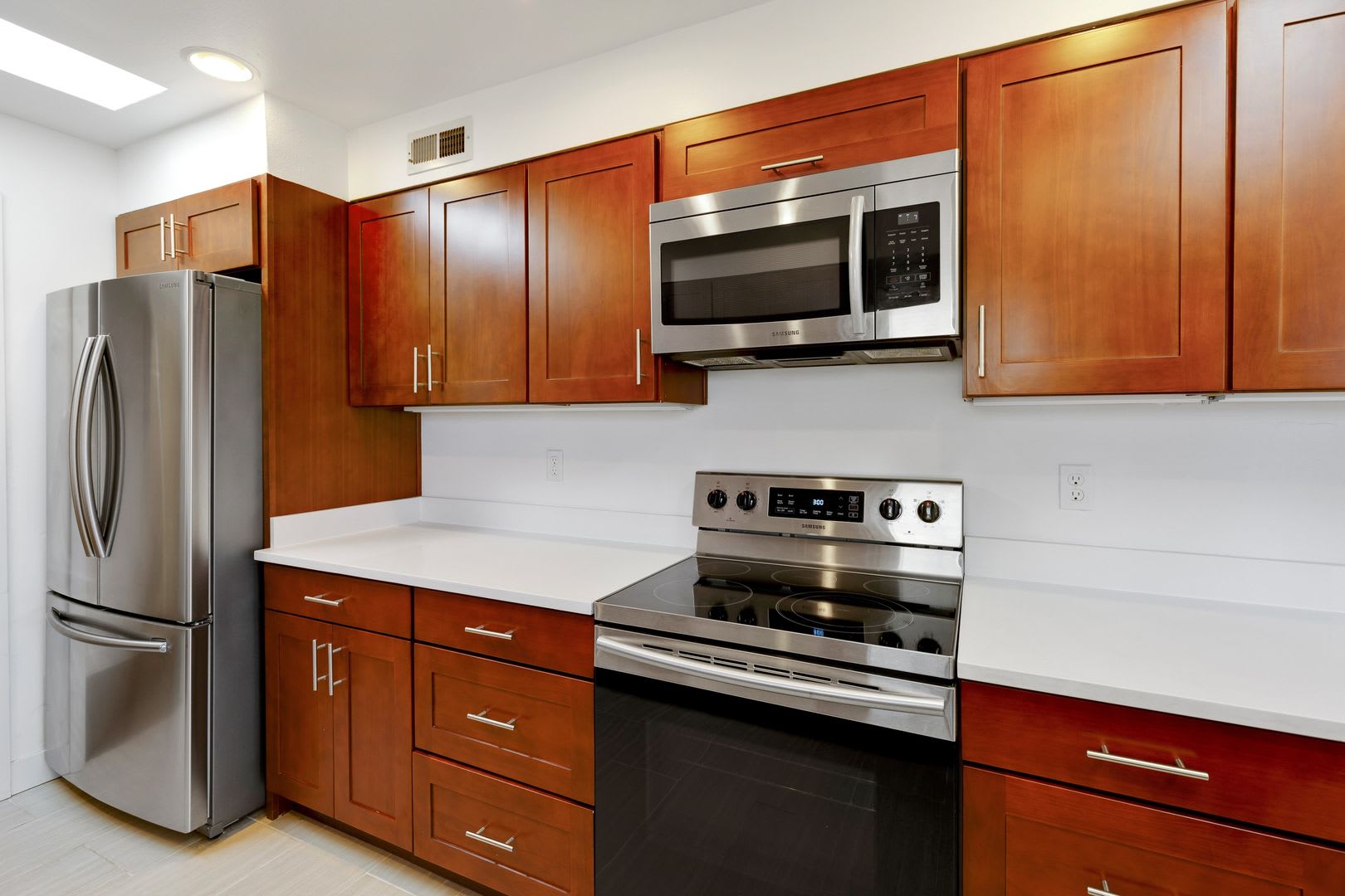 Queen Anne water view 3 bed 2 bath with den and 2 parking spaces – photo 3