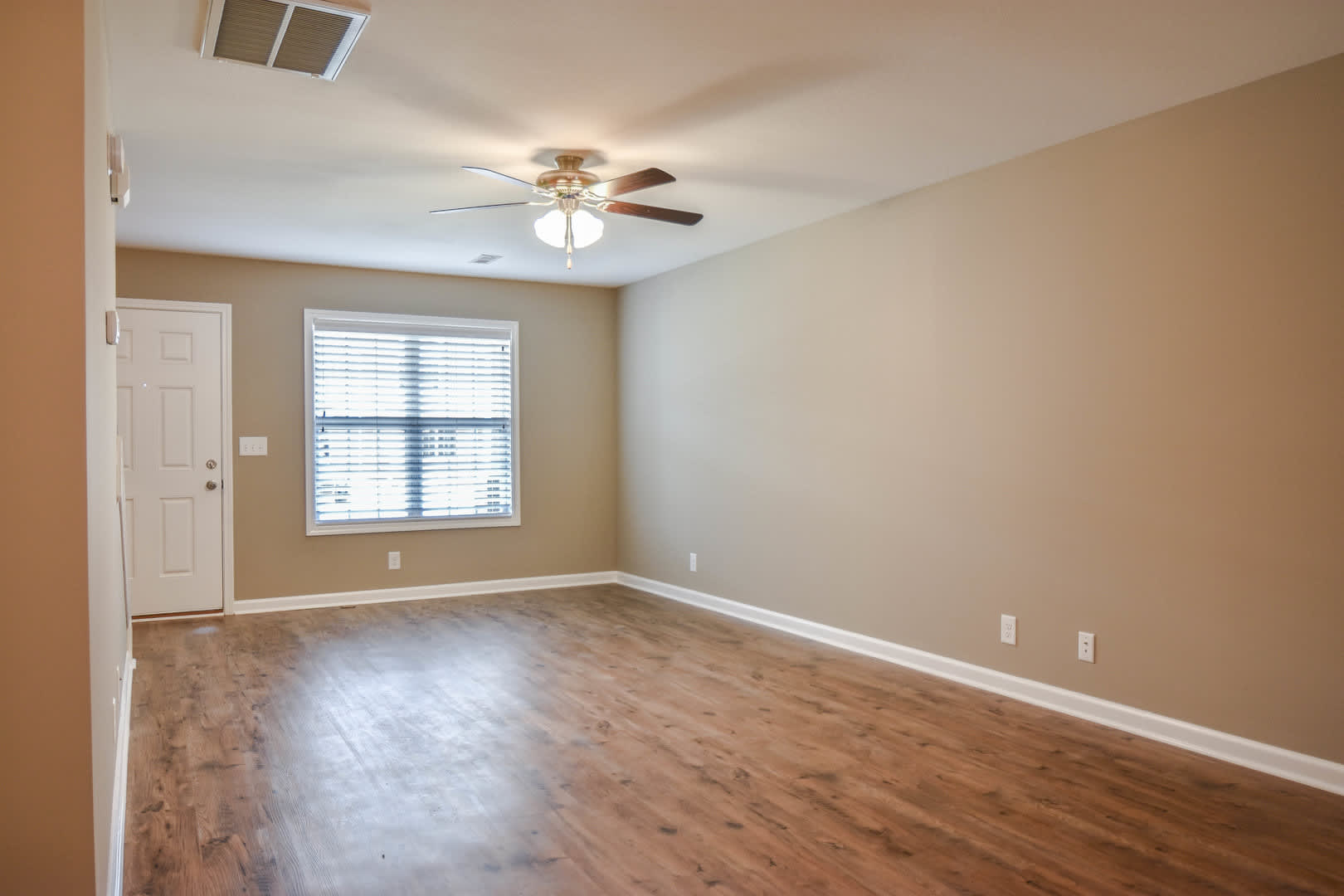 Two Bedroom in Governor's Crossing! – photo 3