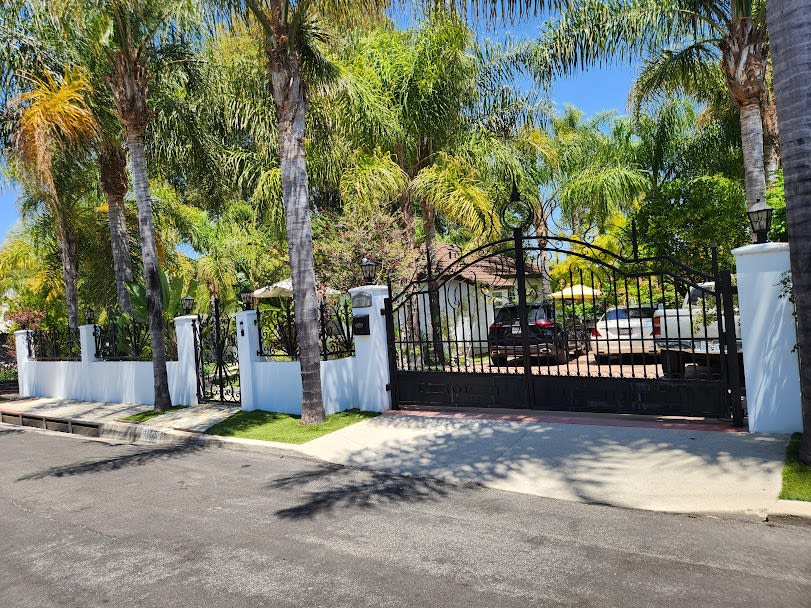 4230 Van Nuys Blvd – photo 2