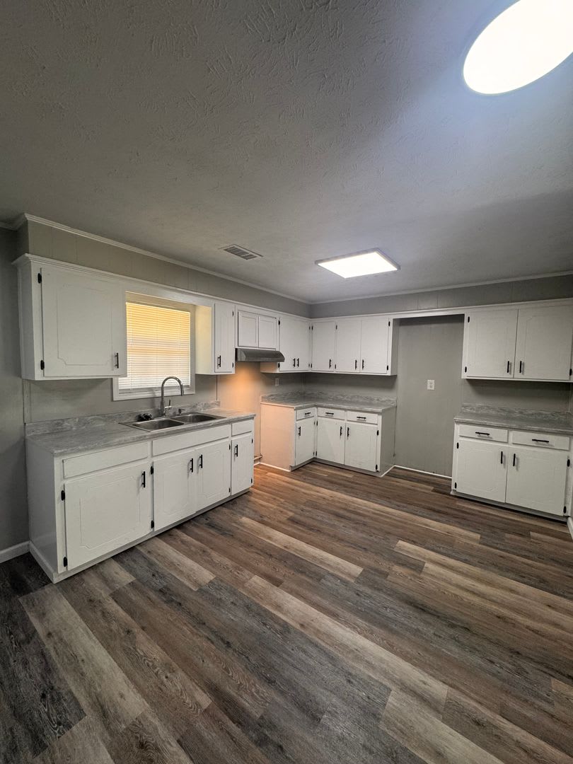 4 Bed 2 Bath House Newly Renovated – photo 2