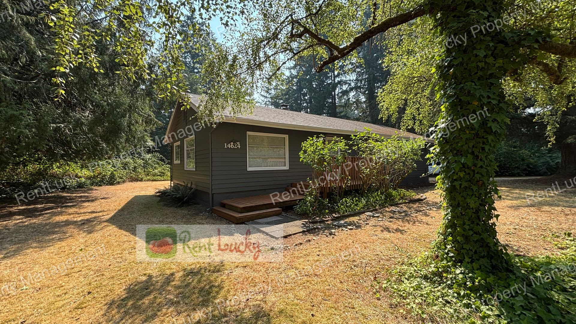 Nice 3-Bedroom House with Detached Garage on HUGE Lot in Renton!! – photo 2